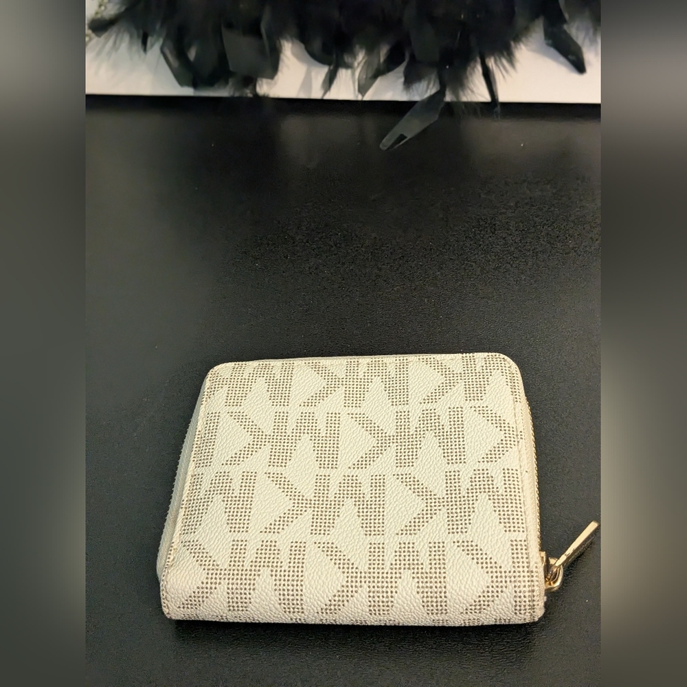 Michael Kors NWOT Signature Jet Set Leather Zip Around Multi Functional Wallet - Picture 9 of 9